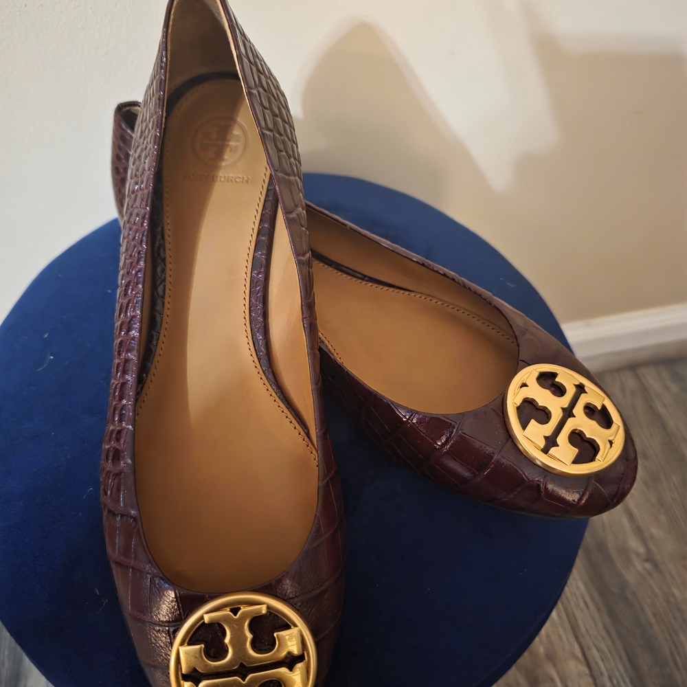 NWOT Tory Burch Brown and Gold Flats with Luxurious Details